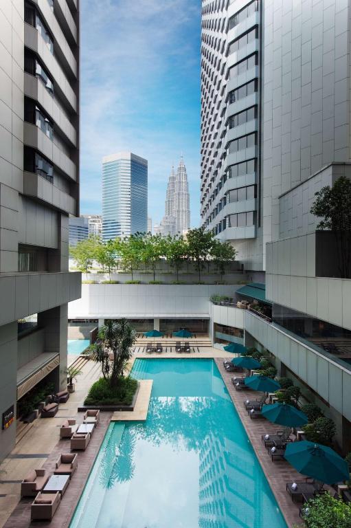 Bazén v ubytování DoubleTree By Hilton Kuala Lumpur nebo v jeho okolí