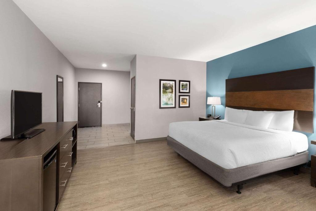 La Quinta by Wyndham Cullman - King Room - Disability Access