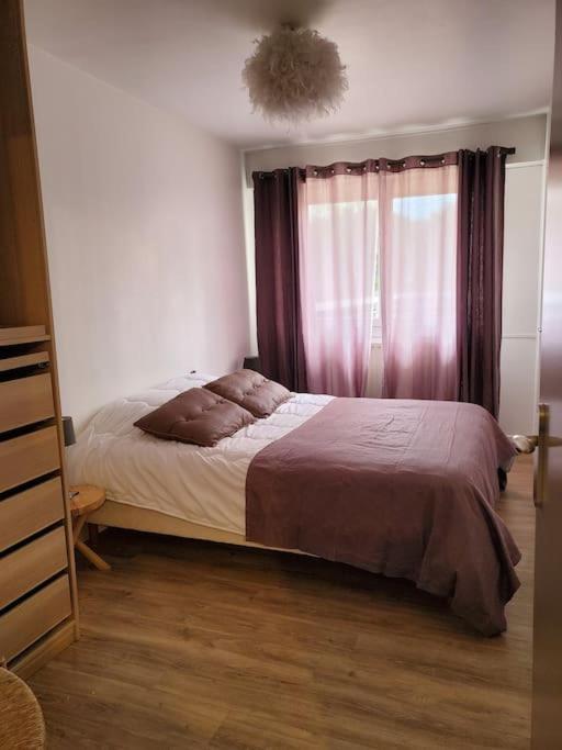 une chambre avec un lit et une fenêtre dans l'établissement Appartement T2 très cosy proche centre ville, à Sorges