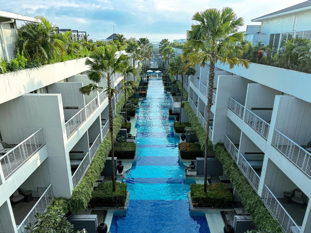 スミニャックにあるKanvaz Village Resort Seminyakの二棟間水路の空中風景