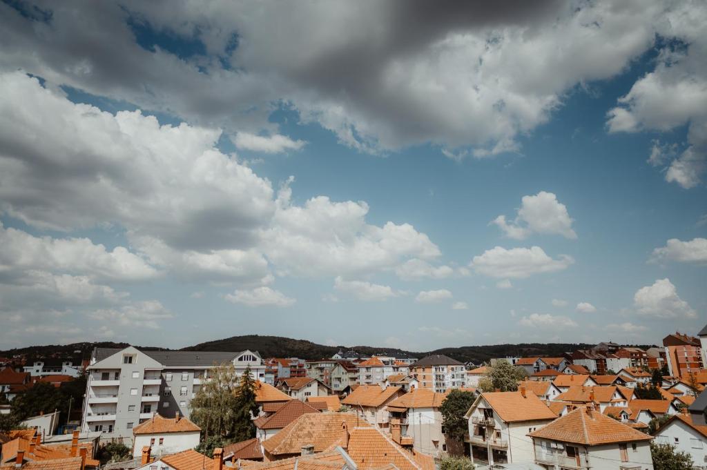 Nespecifikovaný výhled na destinaci Aranđelovac nebo výhled na město při pohledu z apartmánu