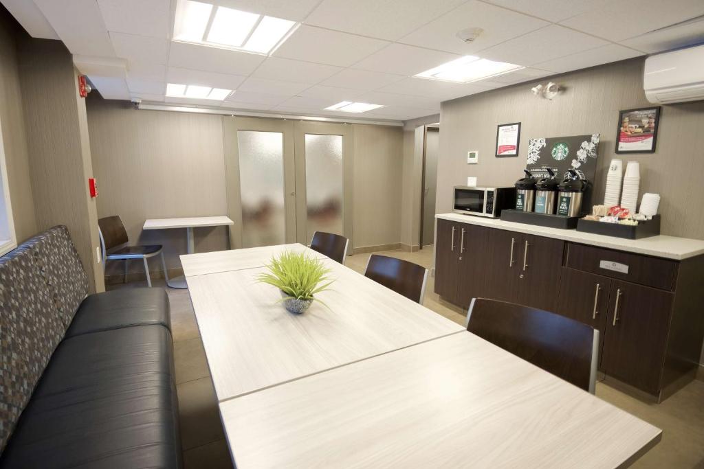 Příslušenství pro přípravu čaje a kávy v ubytování Coast Calgary Downtown Hotel & Suites by APA
