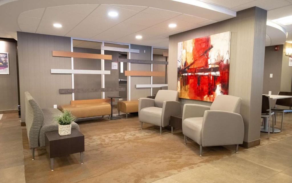 Posezení v ubytování Coast Calgary Downtown Hotel & Suites by APA