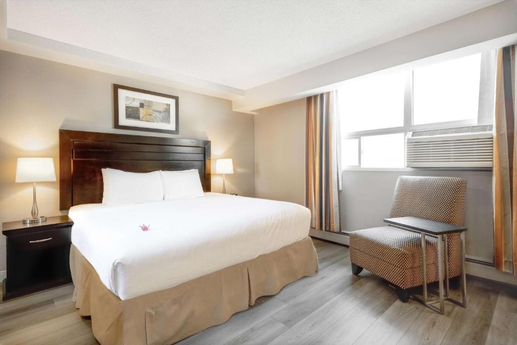 Postel nebo postele na pokoji v ubytování Coast Calgary Downtown Hotel & Suites by APA