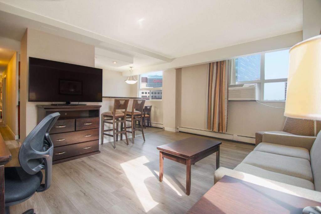 TV a/nebo společenská místnost v ubytování Coast Calgary Downtown Hotel & Suites by APA