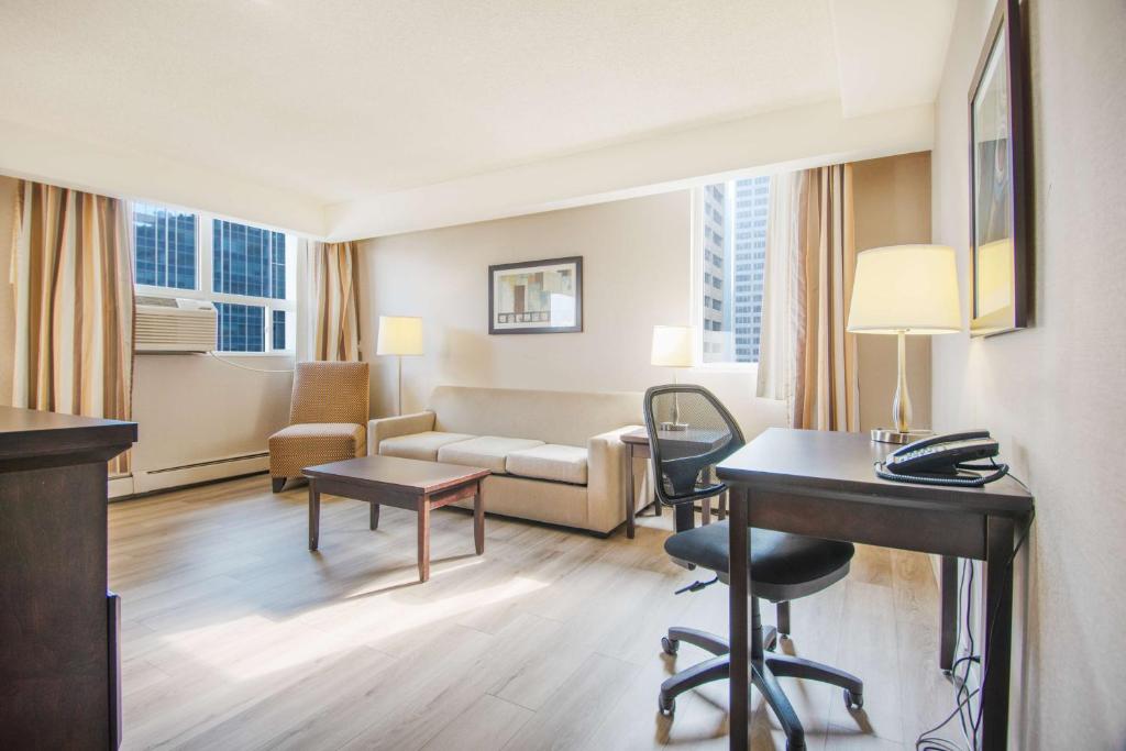Posezení v ubytování Coast Calgary Downtown Hotel & Suites by APA
