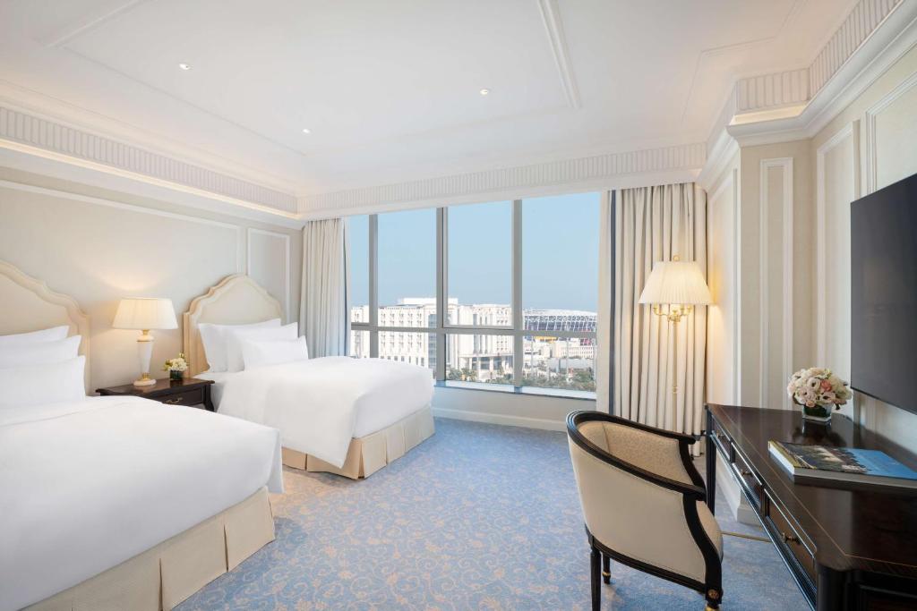Postel nebo postele na pokoji v ubytování The Plaza Doha, LXR Hotels & Resorts