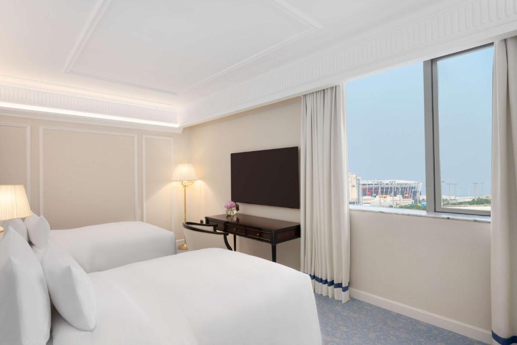 Postel nebo postele na pokoji v ubytování The Plaza Doha, LXR Hotels & Resorts