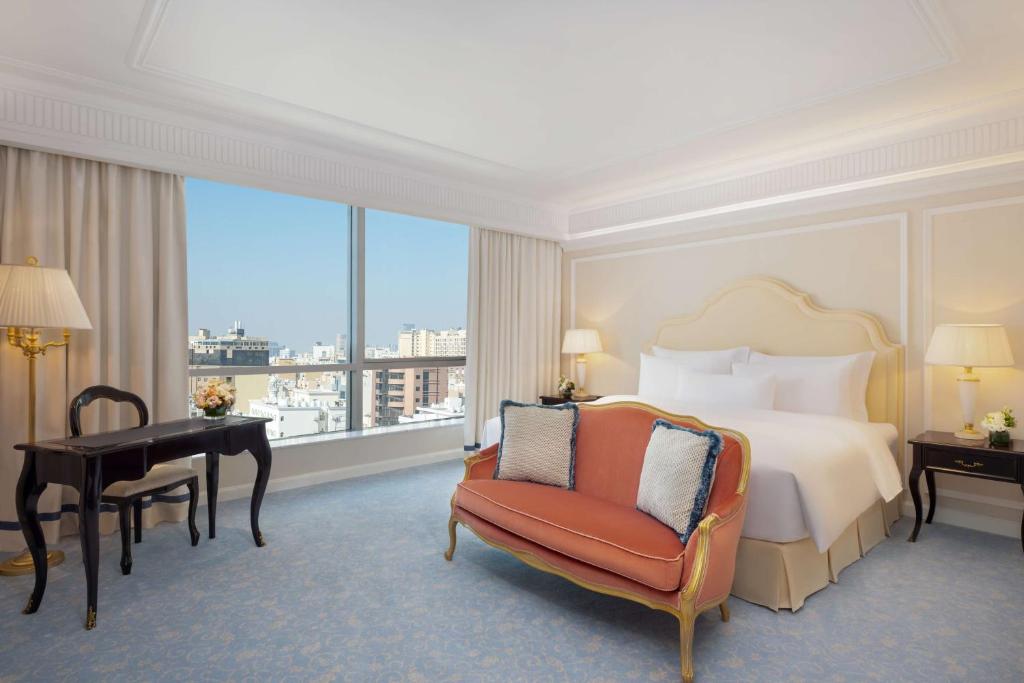 Postel nebo postele na pokoji v ubytování The Plaza Doha, LXR Hotels & Resorts