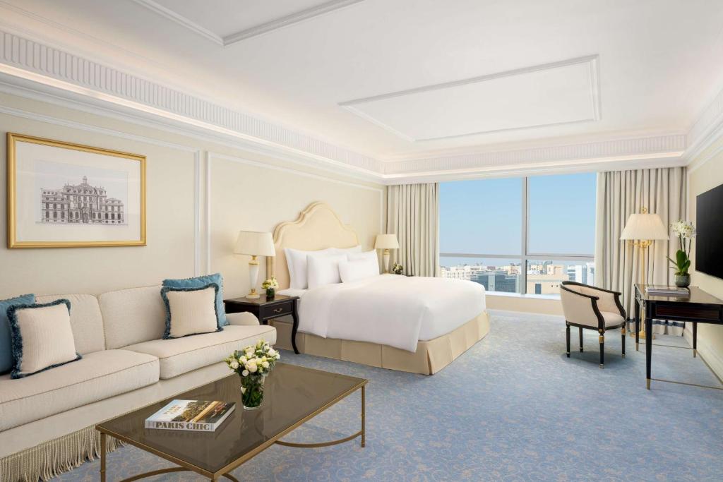 Postel nebo postele na pokoji v ubytování The Plaza Doha, LXR Hotels & Resorts