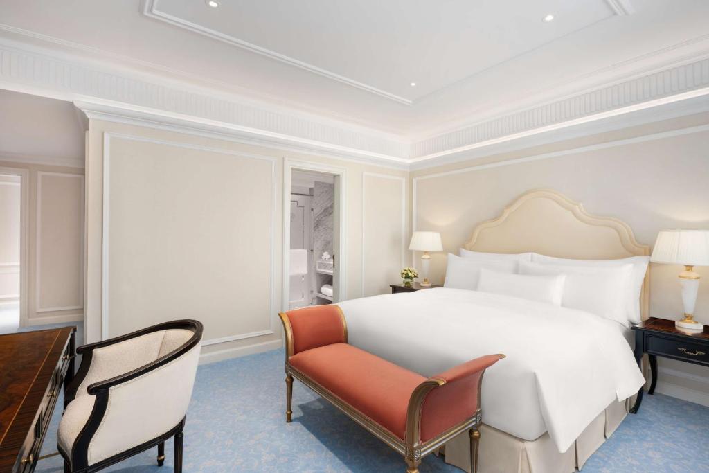 Postel nebo postele na pokoji v ubytování The Plaza Doha, LXR Hotels & Resorts