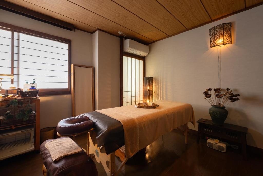 Postel nebo postele na pokoji v ubytování 季粋の宿 紋屋