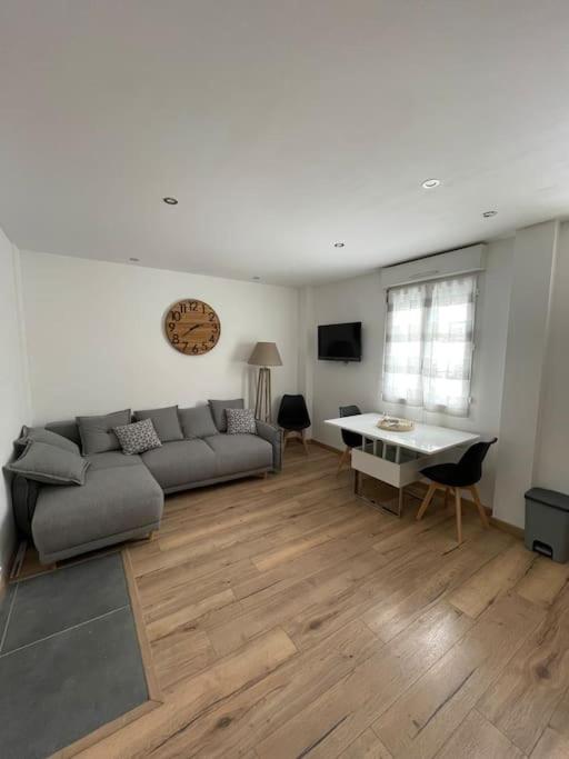 un salon avec un canapé et une table dans l'établissement Séjour en montagne, à La Cabanasse