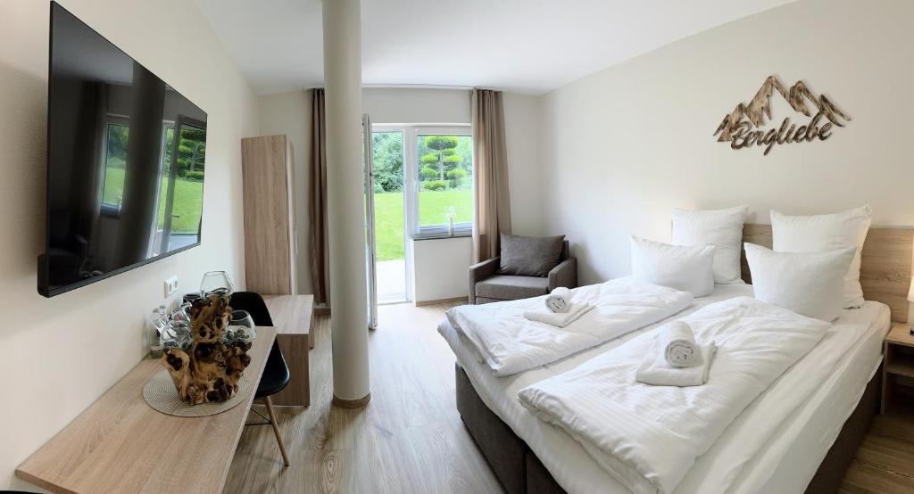 Postel nebo postele na pokoji v ubytování REGIOHOTEL Naturresort Ilsenburg