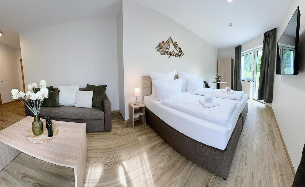 Postel nebo postele na pokoji v ubytování REGIOHOTEL Naturresort Ilsenburg