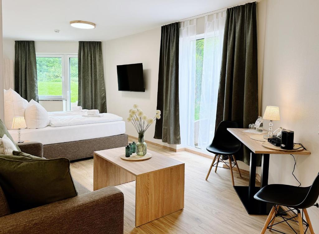 Postel nebo postele na pokoji v ubytování REGIOHOTEL Naturresort Ilsenburg