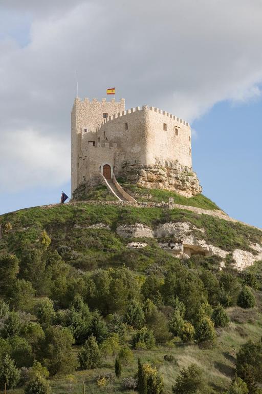 un castillo en la cima de una colina en Residencia Real del Castillo de Curiel, en Curiel de Duero