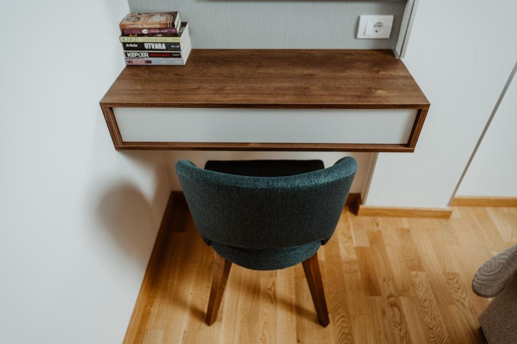Knihovna v apartmánu