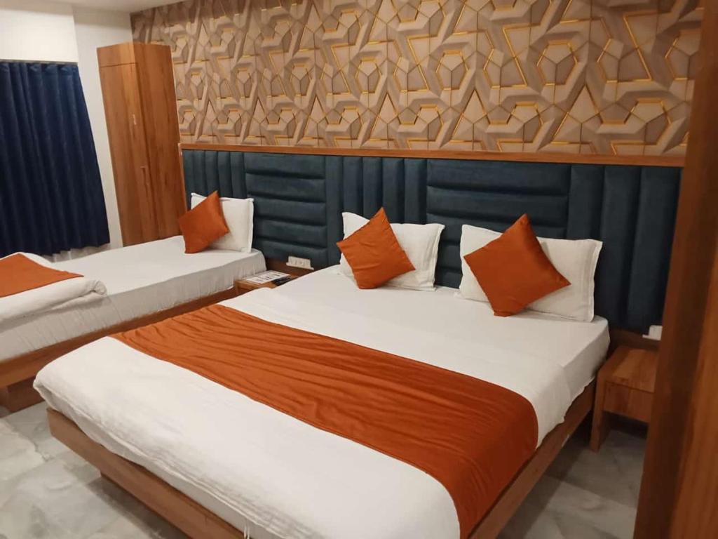 Postel nebo postele na pokoji v ubytování Hotel Nobel Inn