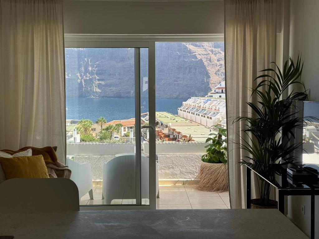 un salon avec vue sur l'océan dans l'établissement FLOR DE PASCUA Los Gigantes, à Acantilado de los Gigantes