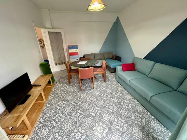 a living room with a couch and a table at Casa de Los Amigos in Rapallo