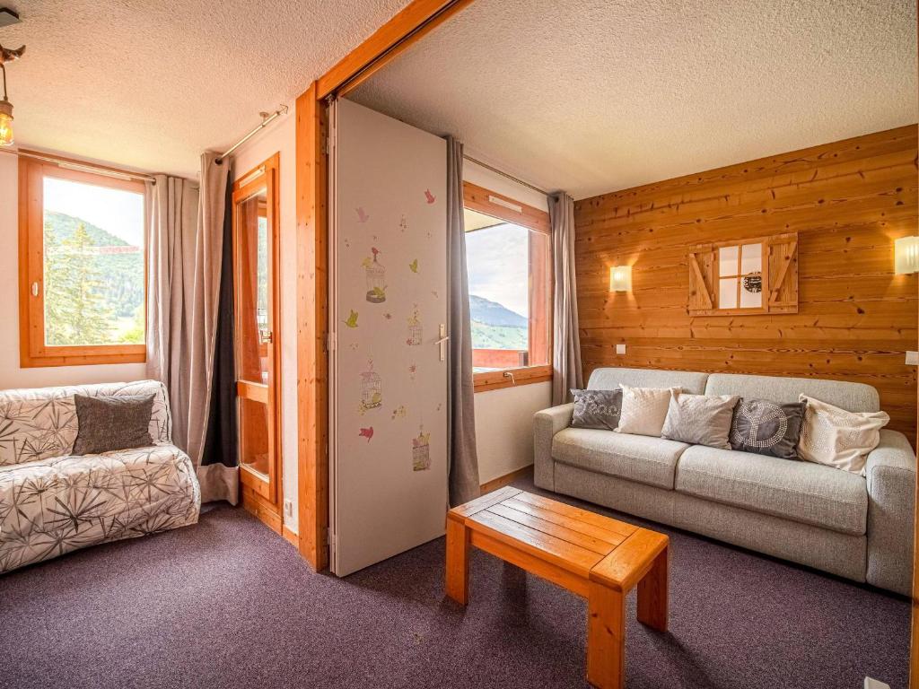 un salon avec un canapé et une table dans l'établissement Studio coquet à 50m des pistes, proche commerces, balcon et casier à ski - FR-1-356-204, à Valmorel