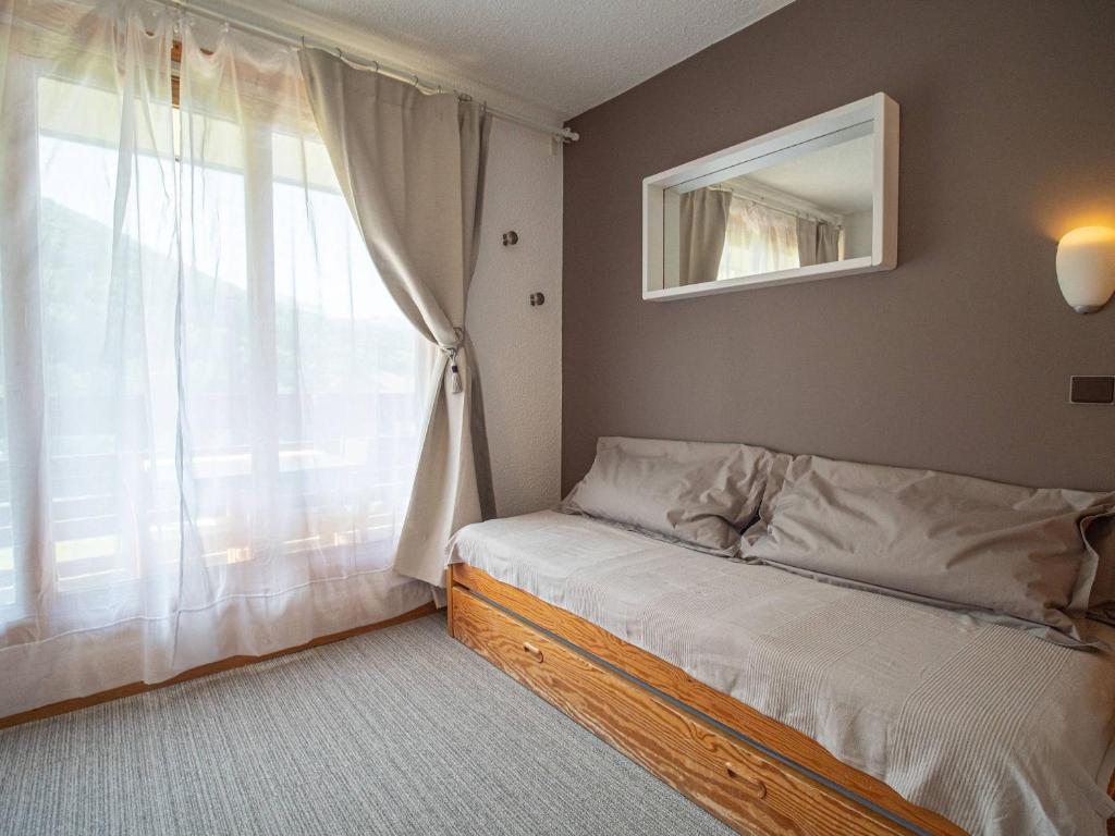 une chambre avec un lit et une fenêtre dans l'établissement Studio lumineux avec accès direct aux pistes et à l'ESF - FR-1-356-233, à Valmorel