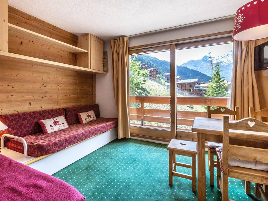 une chambre avec un canapé, une table et une fenêtre dans l'établissement Appartement confortable, pieds des pistes, balcon, casier à skis - FR-1-355-58, à Méribel
