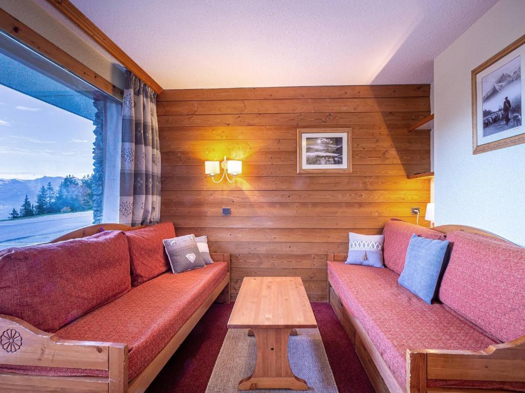 un salon avec deux canapés et une table dans l'établissement Studio divisible pour 4 pers à Valmorel proche pistes, commerces et remontées - FR-1-356-364, à Valmorel