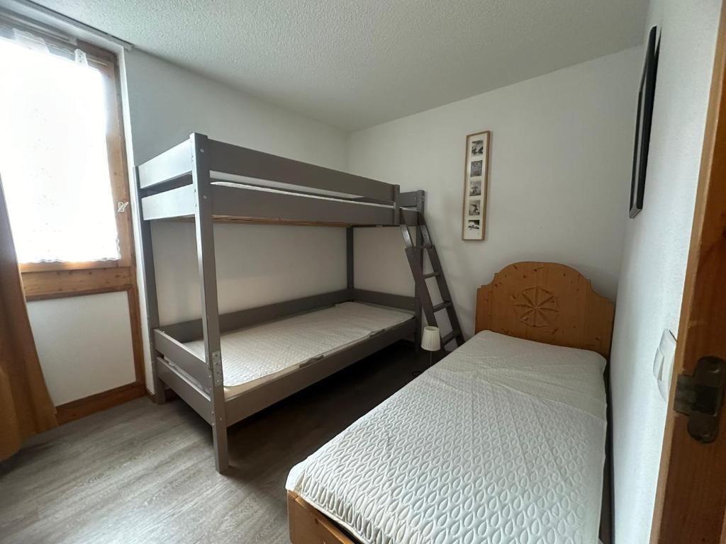Schlafzimmer mit Etagenbett und Etagenbett in der Unterkunft Appartement 2 pièces, 5 personnes, au cœur des pistes - FR-1-181-2150 in La Plagne Tarentaise