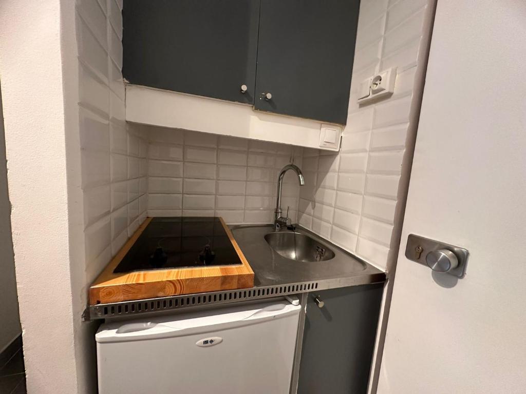 une petite cuisine avec un évier et un comptoir dans l'établissement Studio cosy au pied des pistes avec balcon - Centre station, idéal pour 2 personnes - FR-1-181-2371, à La Plagne Tarentaise