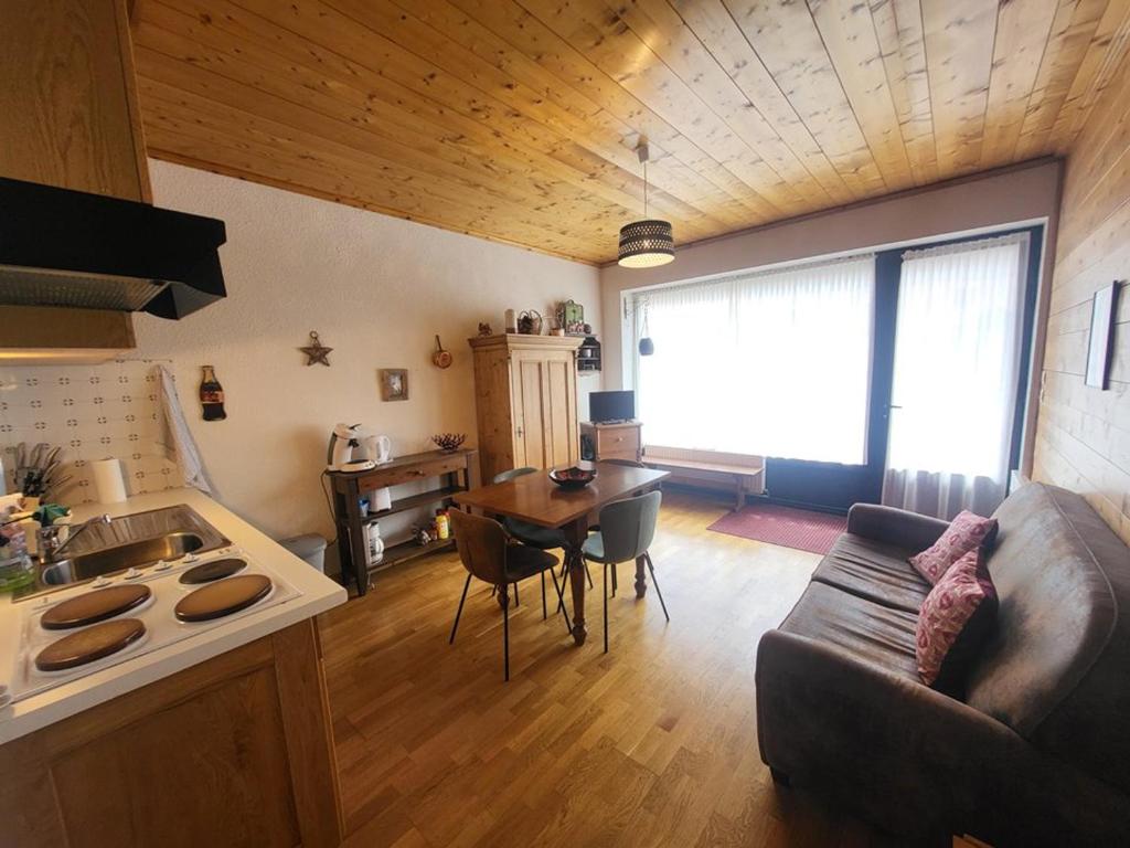 Posedenie v ubytovaní Charmant studio 4 pers, accès parking direct, proche pistes et services - FR-1-266-194