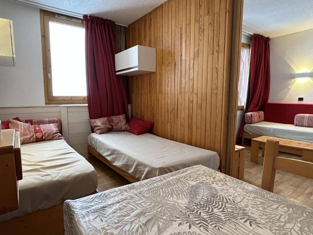 une petite chambre avec deux lits et un canapé dans l'établissement Appartement divisible, rénové, au pied des pistes avec cuisine équipée - FR-1-355-253, à Les Allues