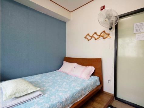 Postel nebo postele na pokoji v ubytování Hwaseong Guesthouse