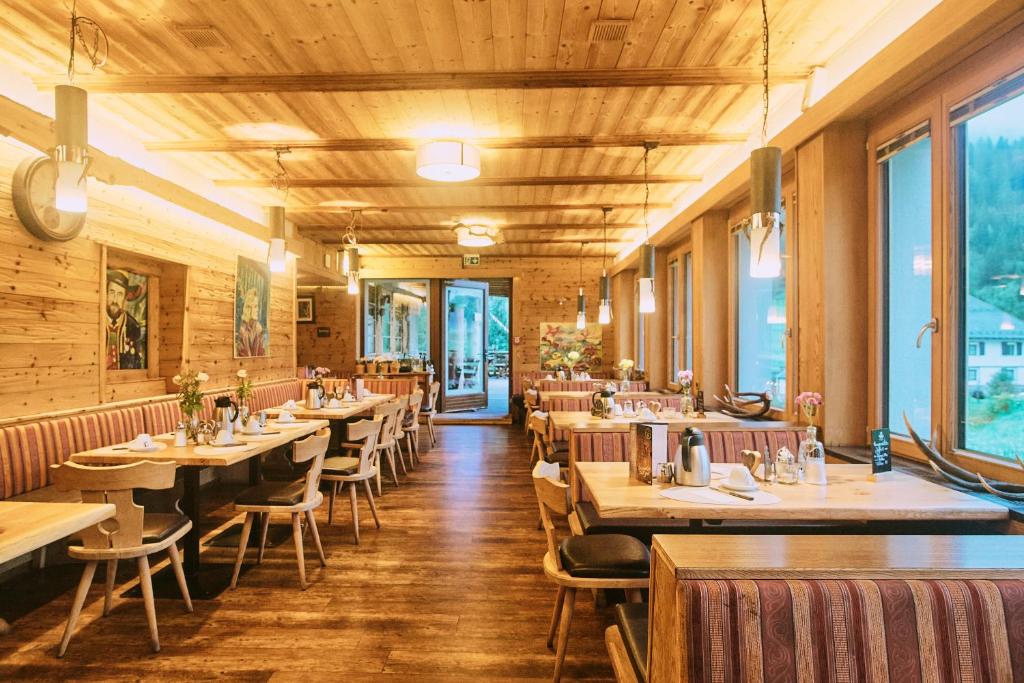 A restaurant or other place to eat at Almi's Berghotel