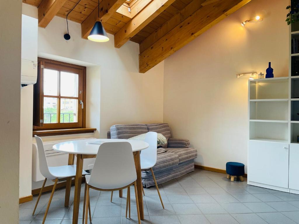Fotografia z galérie ubytovania BLUE LAKE APARTMENT 20m from the lake with box v destinácii Colico