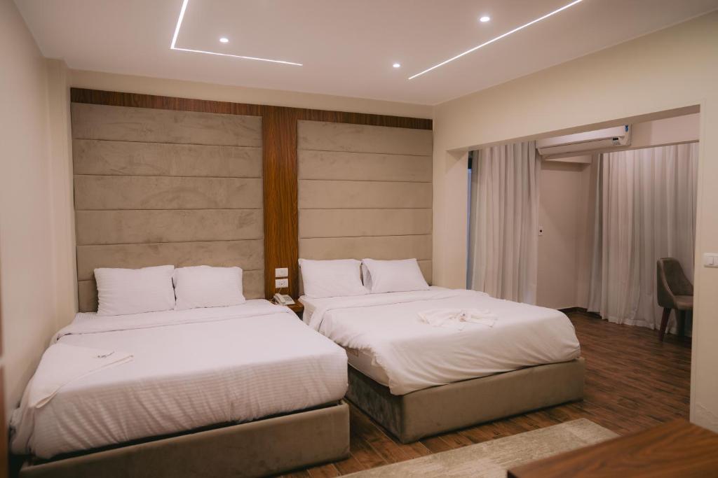Postel nebo postele na pokoji v ubytování Tuya pyramid view inn