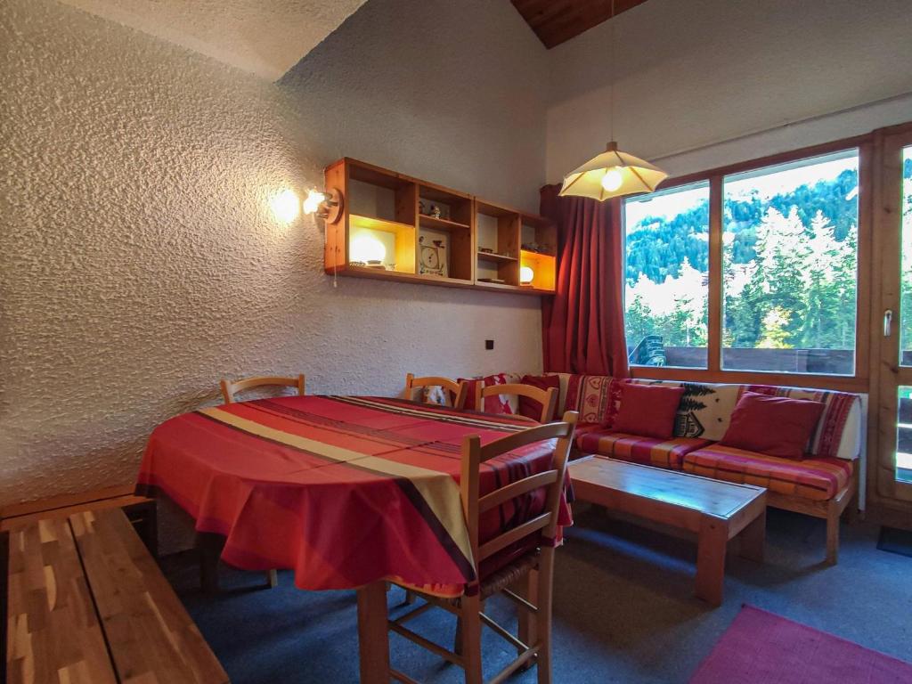 un salon avec une table et un canapé dans l'établissement Duplex lumineux, 3 pièces + mezzanine, proche commerces et remontées mécaniques, Valmorel - FR-1-356-225, à Valmorel