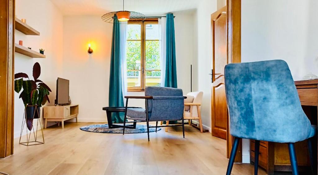 un salon avec deux chaises et une table dans l'établissement Les Petits Champs, à Annecy