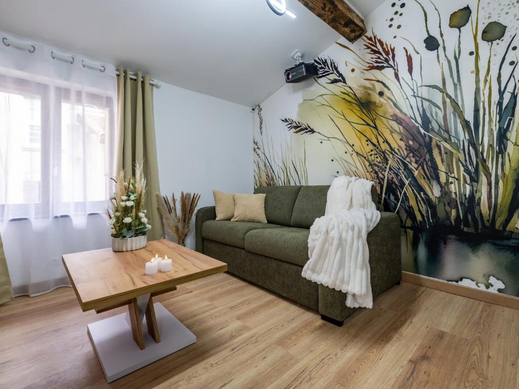 un soggiorno con un divano e un tavolo di La petite Rosée - Vienna authentica a Vienne