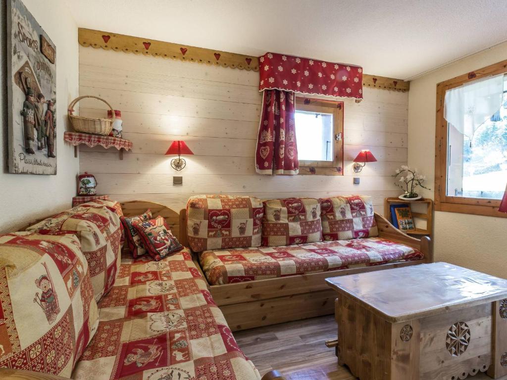 un salon avec un canapé et une table dans l'établissement Appartement 2 Pièces, 4 Pers. à Valmorel - Proche Pistes et Commerces, Terrasse et Parking Inclus - FR-1-356-264, à Valmorel