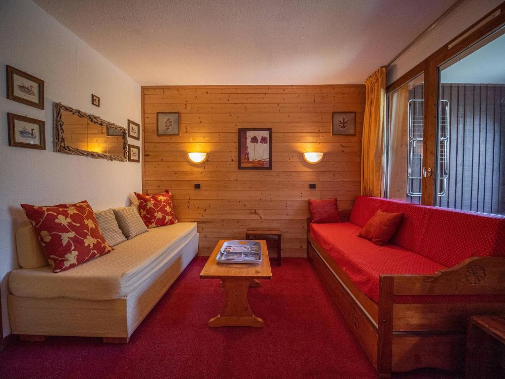 un salon avec un canapé et une table dans l'établissement Appartement cosy, 100m des pistes, balcon, casier à skis, quartier calme, proche commerces - FR-1-356-327, à Valmorel