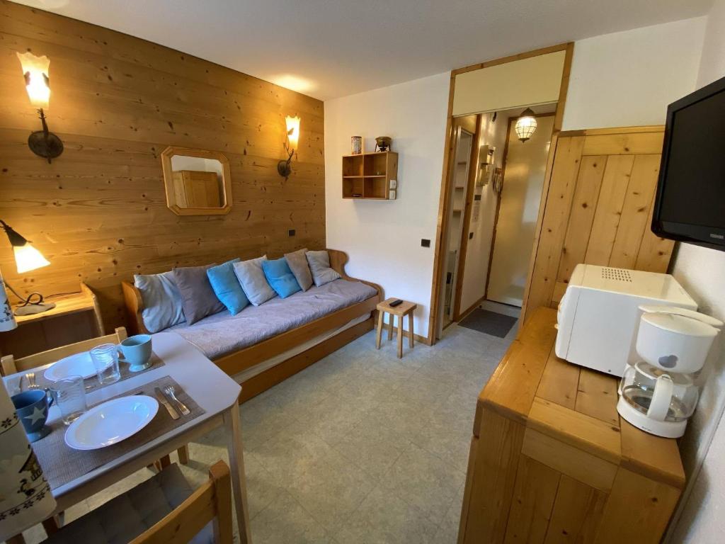 - un salon avec un canapé et un lavabo dans l'établissement Studio cosy près des pistes à Valmorel, animaux admis - FR-1-356-349, à Valmorel