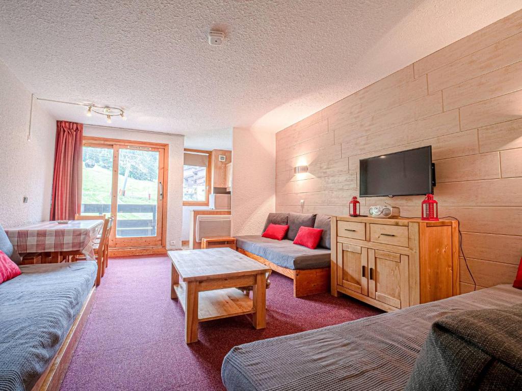 un salon avec un canapé et une télévision à écran plat dans l'établissement 2 pièces à Valmorel - Ski aux pieds, animaux admis, balcon, cuisine équipée - FR-1-356-290, à Valmorel