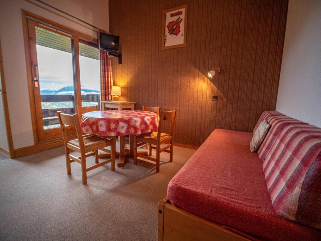 une pièce avec une table, des chaises et un lit dans l'établissement Valmorel : Duplex cosy au pied des pistes, balcon, animaux admis ! - FR-1-356-299, à Valmorel