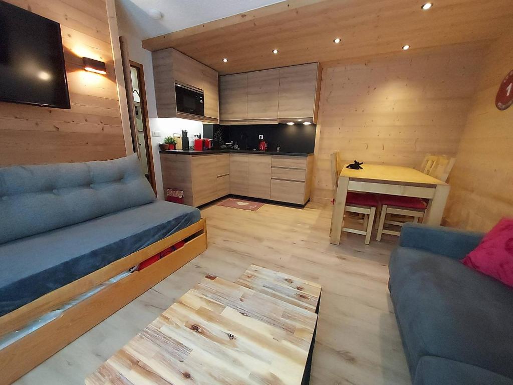 un salon avec un canapé et une cuisine dans l'établissement Appartement 2 pièces à Valmorel, proche pistes et commerces, équipé, wifi, non-fumeur - FR-1-356-310, à Valmorel