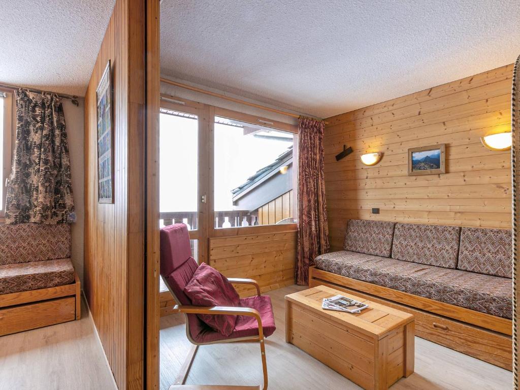 un salon avec un canapé et une chaise dans l'établissement Studio divisible 4pers, au pied des pistes, animaux admis - Valmorel - FR-1-356-276, à Valmorel