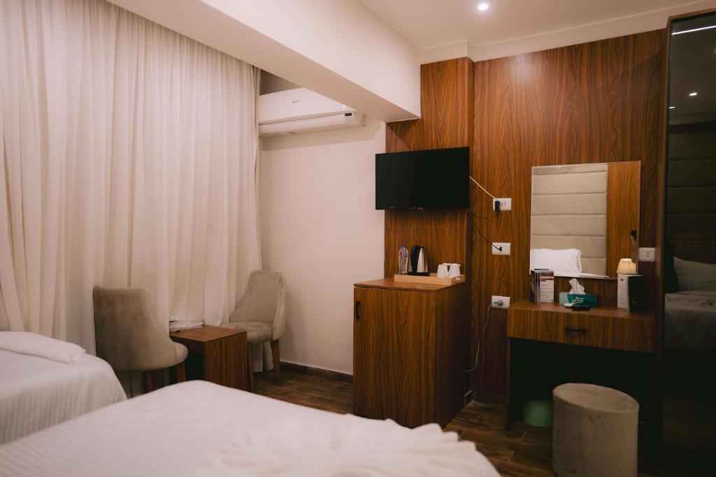 Postel nebo postele na pokoji v ubytování Tuya pyramid view inn