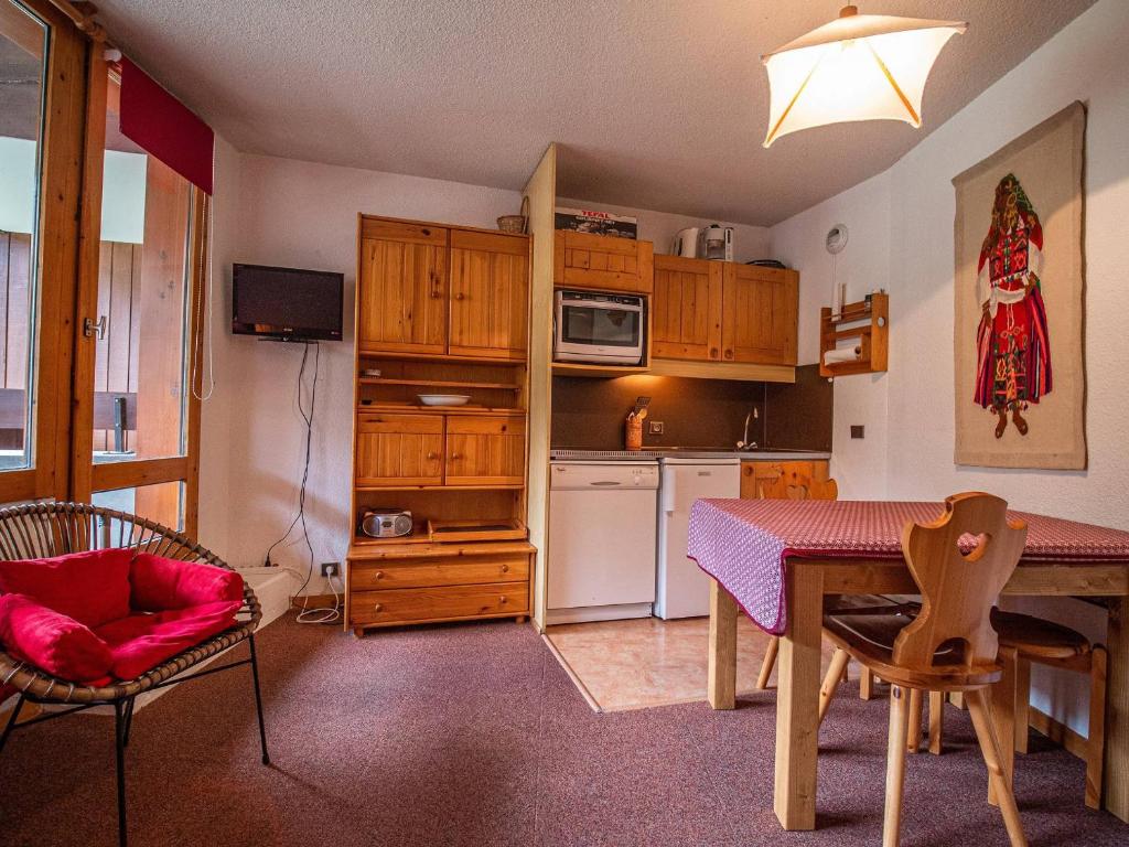 Kuchyň nebo kuchyňský kout v ubytování Valmorel : 3P lumineux, pied des pistes, proche ESF, balcon sud-est - FR-1-356-319