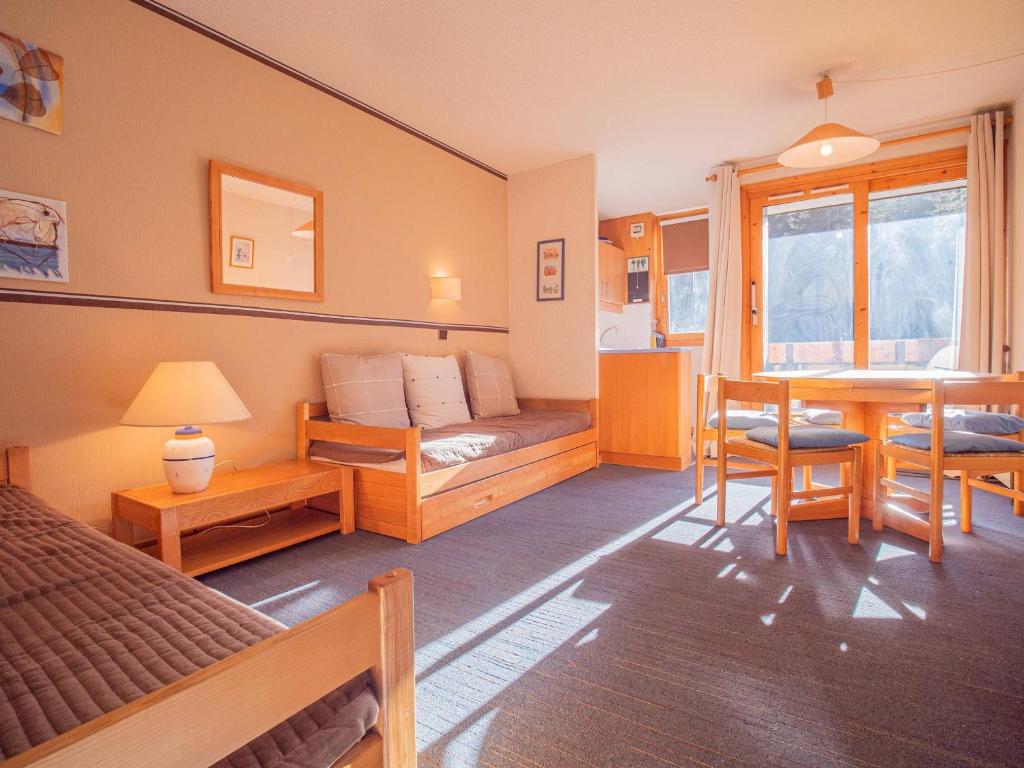 un salon avec un canapé et une table dans l'établissement Appartement cosy avec balcon - 50m des pistes - Hameau Crève-Cœur (5 pers) - FR-1-356-346, à Valmorel